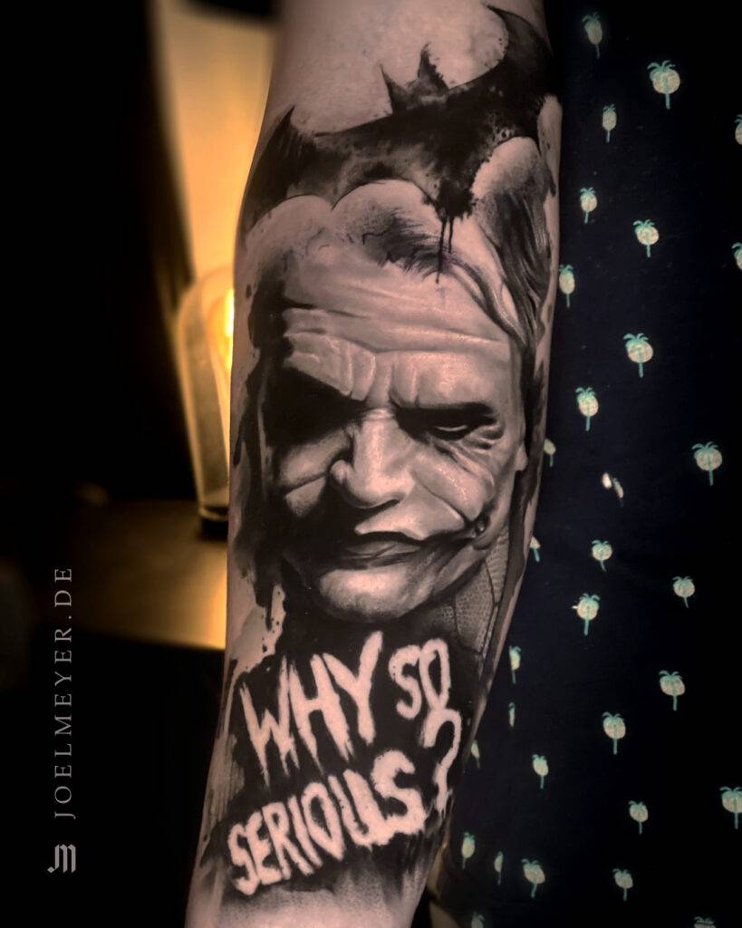 Joker Porträt Batman Dark Night Realismus Tattoo erstellt von Joel Meyer, Tätowierer in Laval 53, Frankreich, in seinem privaten Tattoo Studio.