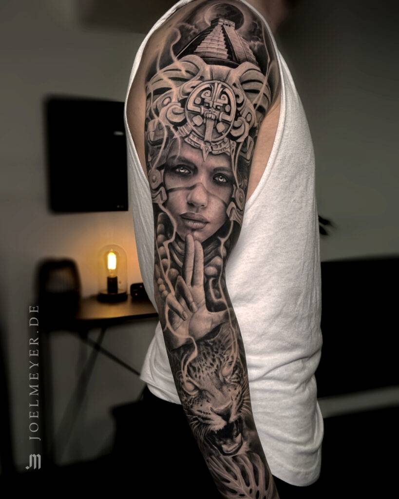 Azteken Frauen Porträt Dschungel Sleeve Realismus Tattoo erstellt von Joel Meyer, Tätowierer in Laval 53, Frankreich, in seinem privaten Tattoo Studio.
