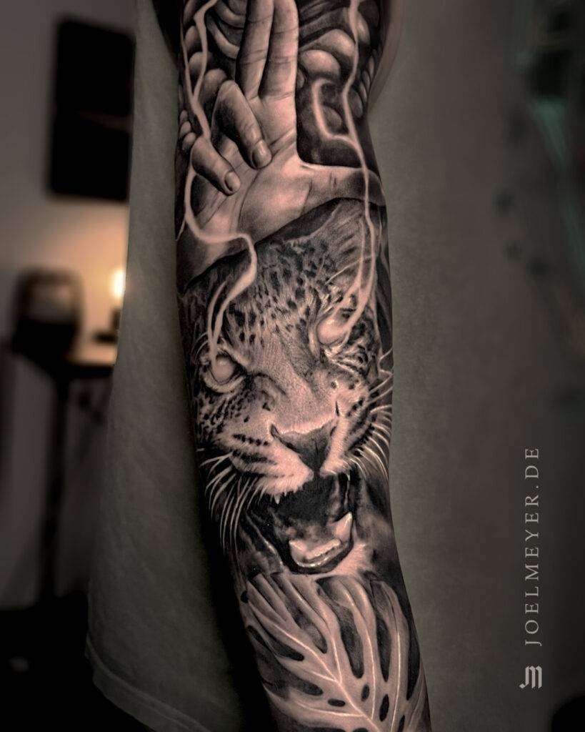 Dschungel Jaguar Realismus Tattoo erstellt von Joel Meyer, Tätowierer in Laval 53, Frankreich, in seinem privaten Tattoo Studio.