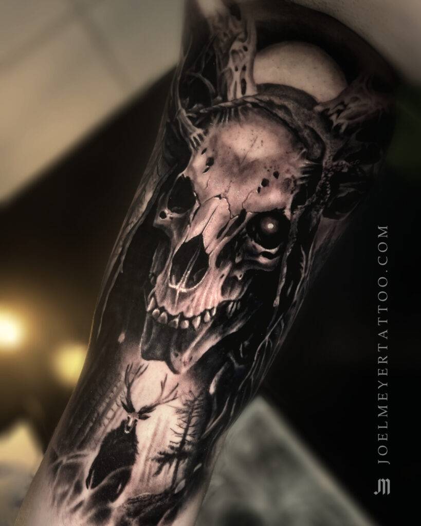 Leshy Dunkle Fantasy Nordischer Realismus Tattoo erstellt von Joel Meyer, Tätowierer in Laval 53, Frankreich, in seinem privaten Tattoo Studio.