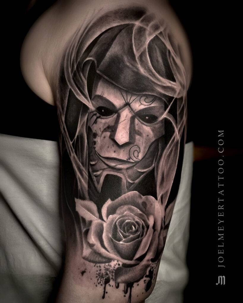 Jhin Maske Porträt League of Legends Realismus Tattoo erstellt von Joel Meyer, Tätowierer in Laval 53, Frankreich, in seinem privaten Tattoo Studio.