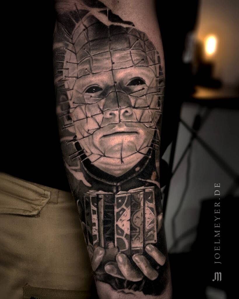 Pinhead Porträt Horror Hellraiser Realismus Tattoo erstellt von Joel Meyer, Tätowierer in Laval 53, Frankreich, in seinem privaten Tattoo Studio.