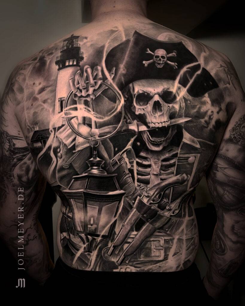 Pirat Back Piece Realismus Tattoo erstellt von Joel Meyer, Tätowierer in Laval 53, Frankreich, in seinem privaten Tattoo Studio.