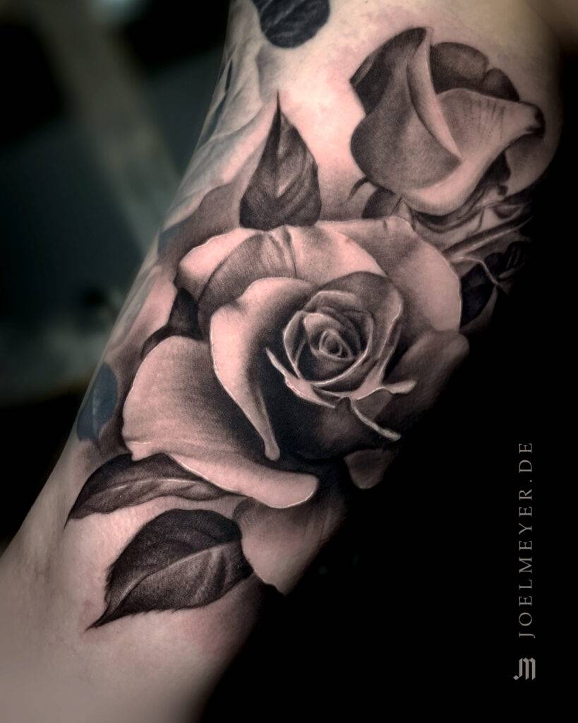 Rosen Realismus Tattoo erstellt von Joel Meyer, Tätowierer in Laval 53, Frankreich, in seinem privaten Tattoo Studio.