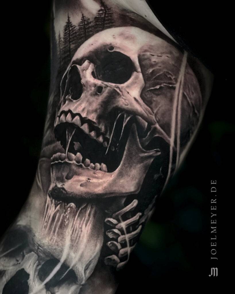 Schädel Porträt Realismus Tattoo erstellt von Joel Meyer, Tätowierer in Laval 53, Frankreich, in seinem privaten Tattoo Studio.