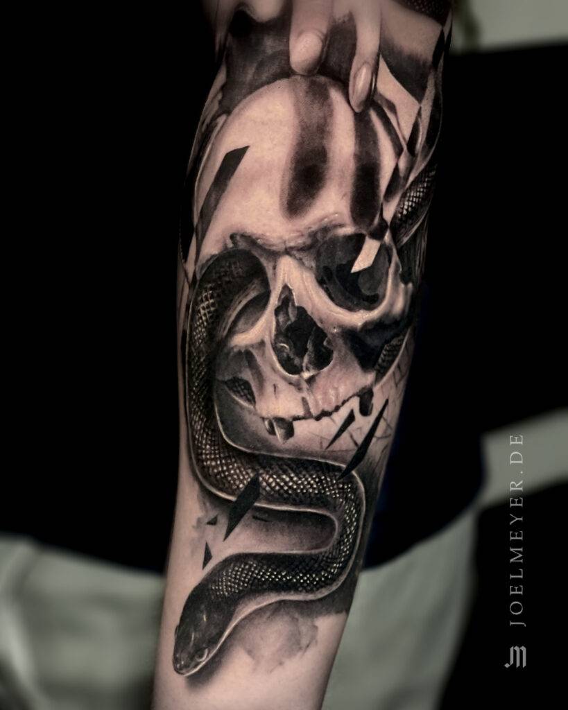 Schädel und Schlange Porträt Realismus Tattoo erstellt von Joel Meyer, Tätowierer in Laval 53, Frankreich, in seinem privaten Tattoo Studio.