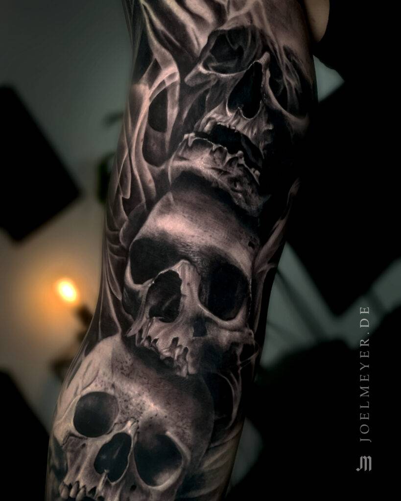 Schädel Porträt Realismus Tattoo erstellt von Joel Meyer, Tätowierer in Laval 53, Frankreich, in seinem privaten Tattoo Studio.