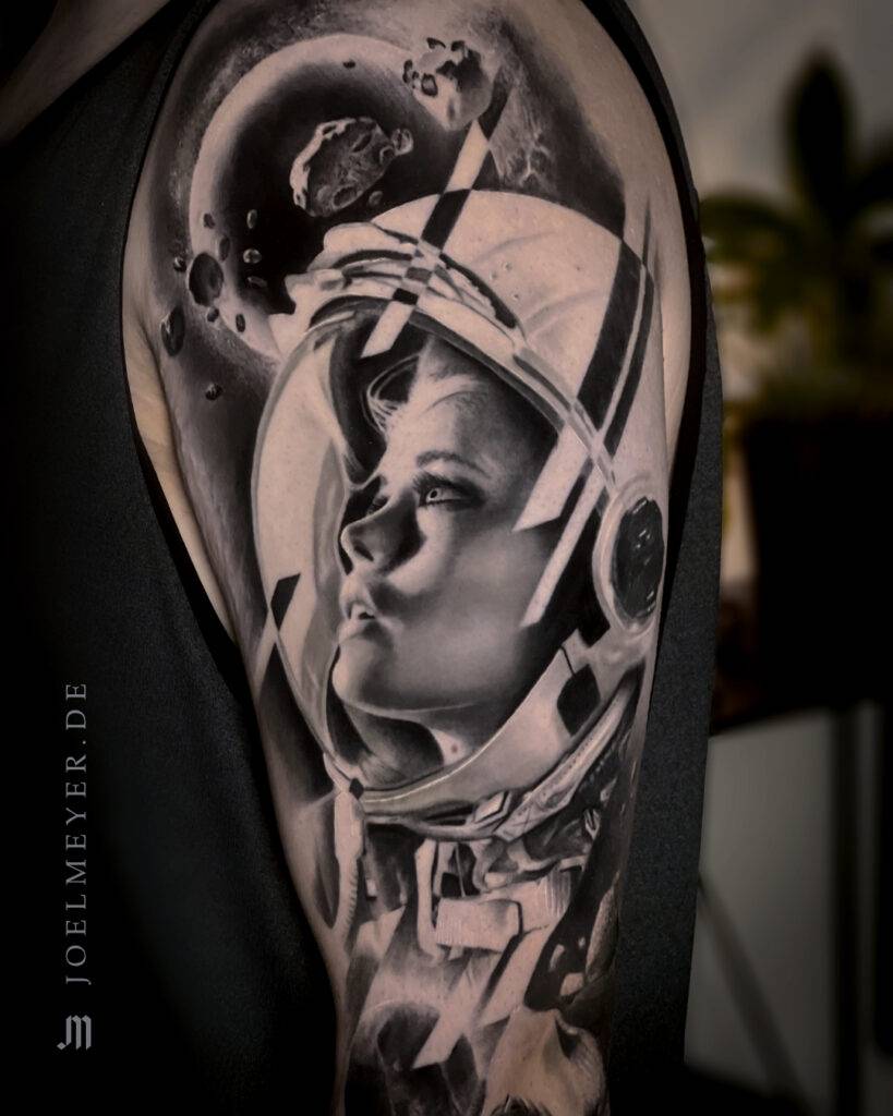 Weltraum Frau Porträt Realismus Tattoo erstellt von Joel Meyer, Tätowierer in Laval 53, Frankreich, in seinem privaten Tattoo Studio.