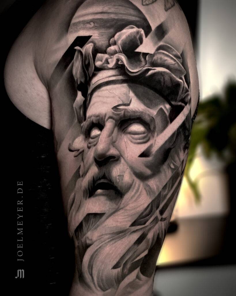 Griechisches Zeus Porträt Realismus Tattoo erstellt von Joel Meyer, Tätowierer in Laval 53, Frankreich, in seinem privaten Tattoo Studio.